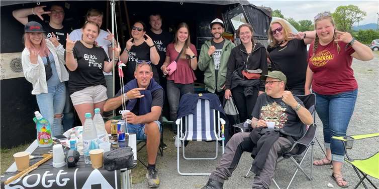 Auch im vergangenen Jahr war die Stimmung rund um das Zelt von „Gott am Ring“ gut.  Foto: Foto: Bistum Trier/Simone Bastreri