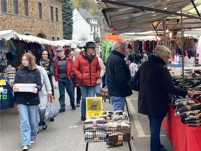 Traditionelles Marktspektakel und Karnevalsauftakt Auch in 2024 erfreute sich der traditionelle Treiser Katharinenmarkt einmal mehr an einem großen Besucherinteresse.
