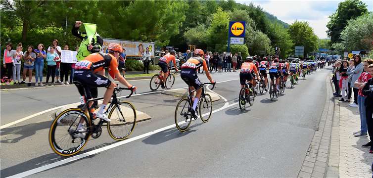 Auch in Adenau hatten sich viele Radsportfans eingefunden, um die Durchfahret der 131 Akteure mitzuerleben.