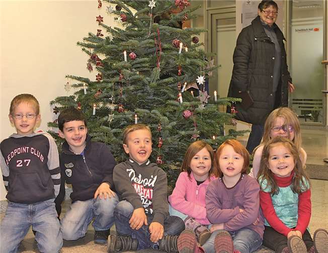 Auch in Adenau kümmerten sich die Kinder fleißig um den passenden Baumschmuck.privat