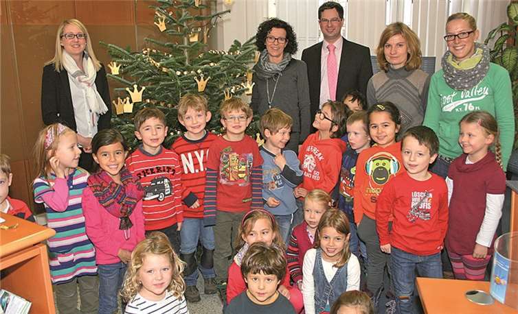 Auch in Berkum schmückten die Kinder den Weihnachtsbaum der Raiffeisenbank. privat