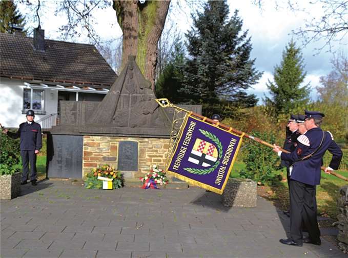 Auch in Buschhoven gedachten die Bürger der Toten der Weltkriege und des Terrors. Karl Micklisch erinnerte in seiner Ansprache an das Leid der Soldaten und der Zivilbevölkerung, aber auch an die jüngsten Terroropfer in Paris, und dass es aller Anstrengungen bedarf, unsere Demokratie und Freiheit zu verteidigen.Weigert