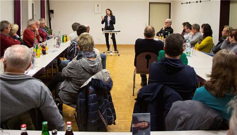 Auch in Dernau stellte sich die Kandidatin den Fragen und Anregungen der Bürgerinnen und Bürger.. privat