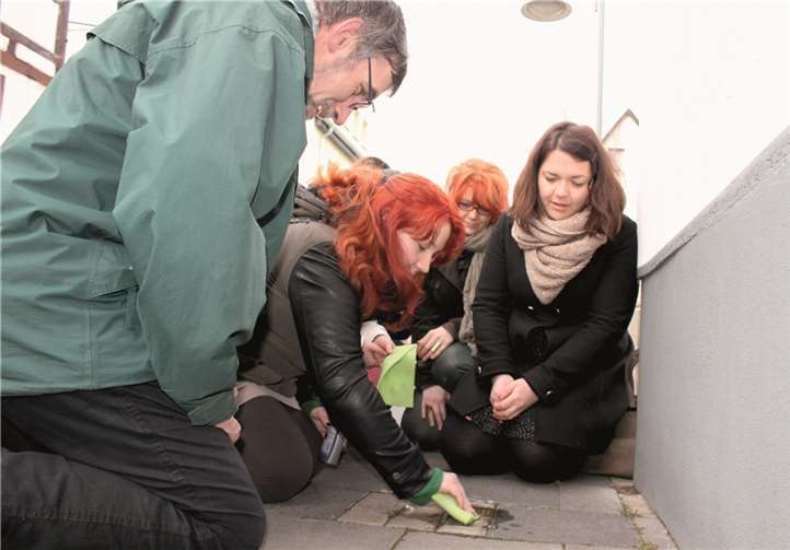 Auch in Heimersheim polierten Jugendliche die Gedenksteine. RERE