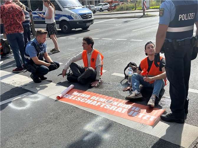 Auch in Koblenz klebten sich Protestierende an der Straße fest. Foto: Sarah Pischke
