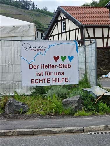 Auch in Marienthal ist ein Plakat zu sehen.  Foto: Helfer-Stab