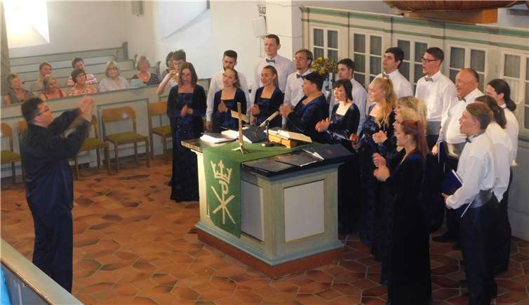 Auch in Maxsain begeisterte der Chor seine Gäste – in beiden so unterschiedlichen Räumlichkeiten erzeugten sie betörende Klänge.