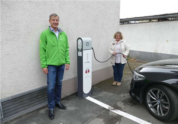 Auch in Münstermaifeld gibt es am Petersplatz eine öffentliche Ladestation für Autostrom. Die Inbetriebnahme nahmen innogy-Kommunalbetreuer Michael Dötsch und Claudia Schneider, Stadtbürgermeisterin aus Münstermaifeld vor. (v. l.).Foto: innogy