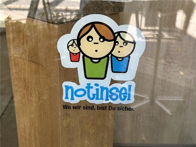 Auch in Neuwied kennzeichnen „Notinsel-Aufkleber“ erste Anlaufstellen für Kinder – hier an der Tourist-Information Neuwied.  Foto: Melanie Lange