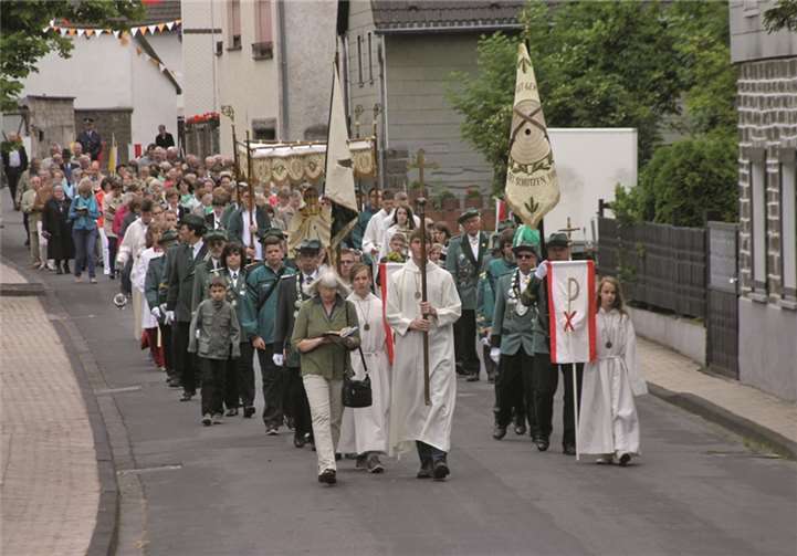 Auch in Niederlützingen feierte die St. Lambertus-Pfarrei zusammen mit Pastor Günter Marmann Fronleichnam. RÜ