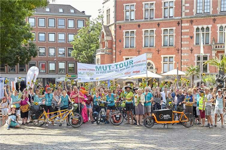 Auch in Remagen macht das sechsköpfige Tandemteam der MUT-TOUR 2024 Halt.  Foto: Sebastian Burger/MUT-TOUR