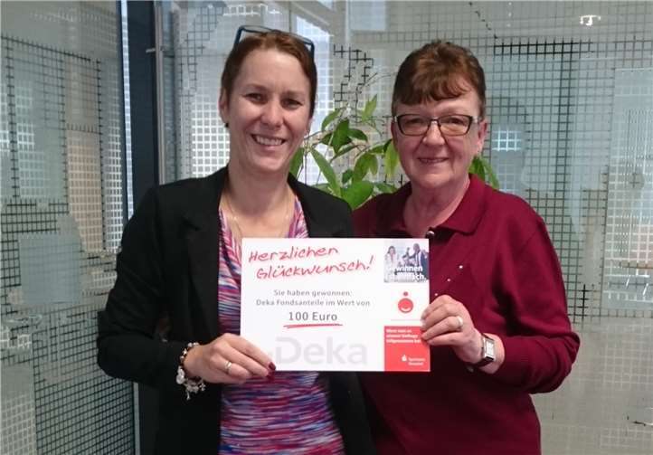 Auch in Rheinbrohl gab es eine Gewinnerin. Annette Duijndam lud sie zu sich in die Filliale ein, um ihr dort den Preis zu geben.