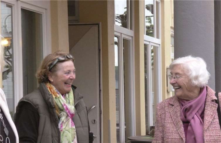 Auch in Sinzig trafen sich auf dem Kirchplatz einige gut gelaunte Menschen zu gemeinsamen Lachen.privat