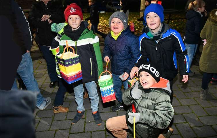 Auch in Westum leuchteten die Kinder mit ihren bunten Laternen dem Heiligen den Weg.