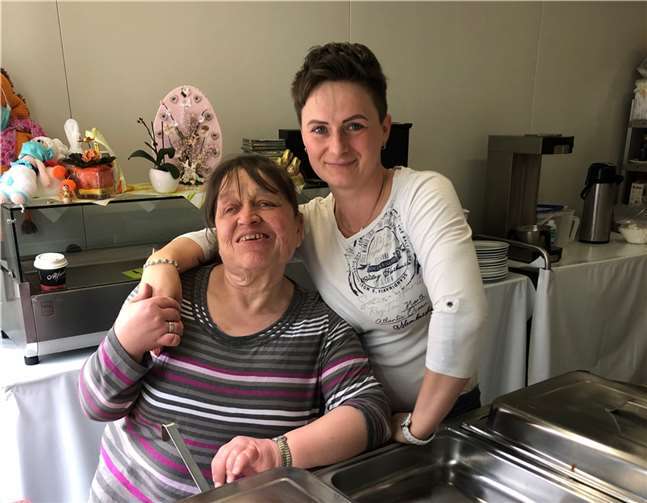 Auch in Zukunft bleibt die Möglichkeit eines Mittagessen bei Irene (l.) und Aga bestehen.  Foto: privat