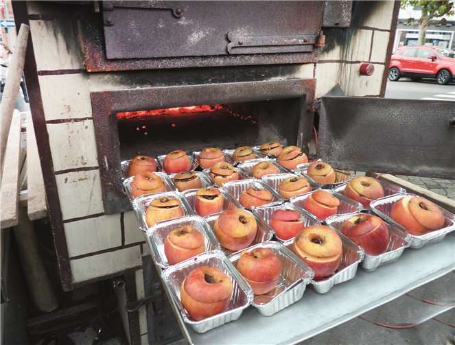 Auch in dem mobilen Beller Backes wurden die nach einem neuen Rezept zubereiteten Bratäpfel abgebacken.