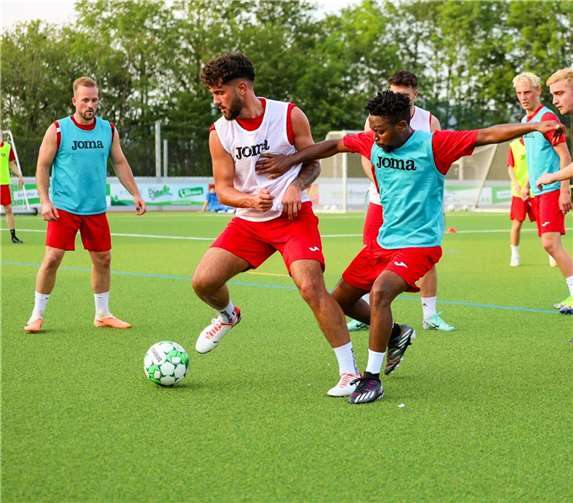 Auch in den Trainingsspielen ging es zur Sache: Yannik Becker beobachtet ein Duell zwischen Milot Kuniku und Aloys Gasinzigwa.  Fotos: Max Jäger