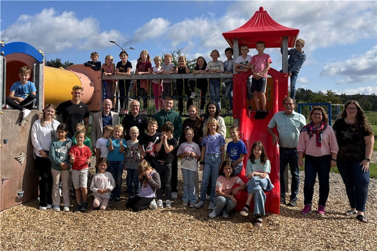 Auch in den beiden letzten Ferienwochen war die Ferienbetreuung mit 33 Grundschulkindern aus der Verbandsgemeinde Pellenz wieder bestens besucht. Bürgermeister Klaus Bell und Ortsbürgermeister Detlev Leersch ließen es sich nicht nehmen, den Kindern einen Besuch abzustatten.  Foto: VG Pellenz