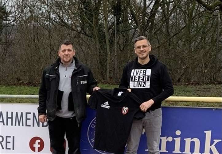 Auch in den gerade durch die Pandemie schwierigen Zeiten freut sich der VfB Linz einen weiteren Unterstützer für ihre Vereinsarbeit gefunden zu haben. Das in Bad Hönningen ansässige Unternehmen Holzbau Nixdorf reiht sich nun mit einer Bande auf dem Kaiserberg ein. Mirko Schopp bedankte sich im Namen des Vereins bei Inhaber Sascha Nixdorf für die Unterstützung. Foto: VfB Linz