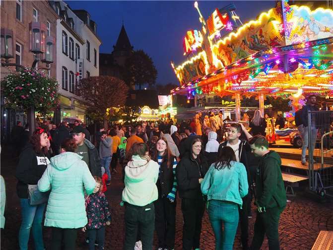 Brillantes Feuerwerk beendete den 617. Lukasmarkt in Mayen Auch in den letzten Stunden des großen Jahrmarktes zog es wieder Tausende von Besuchern auf den Rummel.