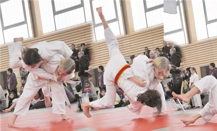 Auch in der Altersklasse unter zwölf Jahre waren spektakuläre Techniken zu sehen wie dieser O-goshi.  Thomas Trimborn