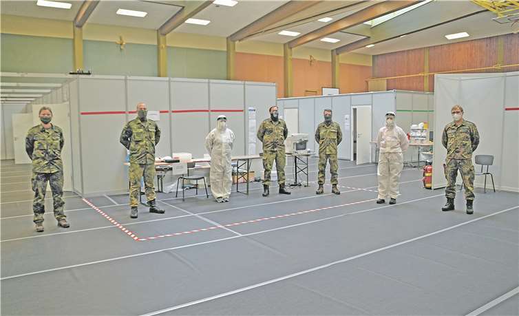 Auch in der Corona-Ambulanz in Mayen (Foto mit Soldaten und Personen in Schutzkleidung) unterstützen Soldaten der Bundeswehr die dortigen Ärzte und Mitarbeiter.