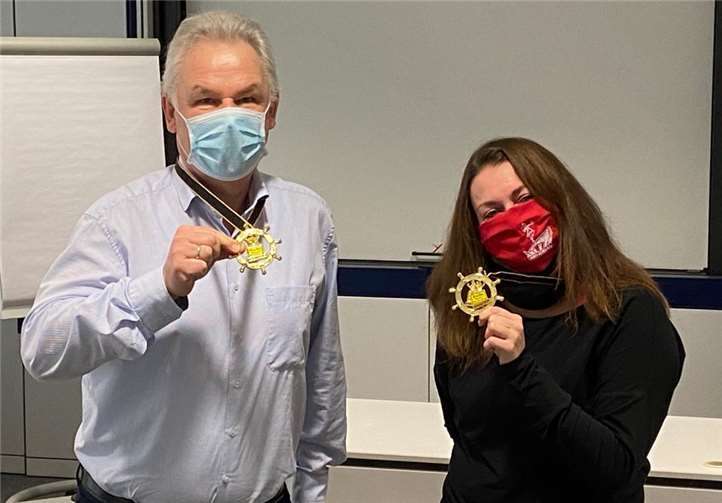 Auch in der Coronazeit unterstützte der frühere Bürgermeister Stefan Raetz die Rheinbacher Karnevalsvereine (rechts Vorsitzende Gro-Rhei-Ka Astrid Fassbender).Foto: privat