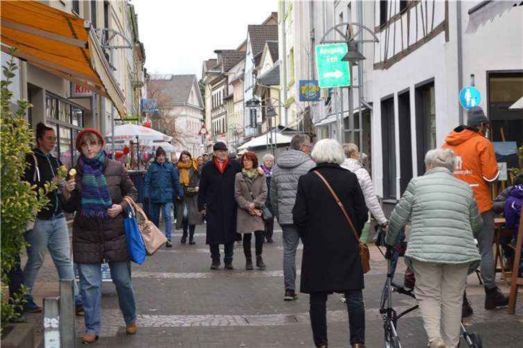 Auch in der Fußgängerzone und den Geschäften herrscht zum verkaufsoffenen Sonntag Hochbetrieb.