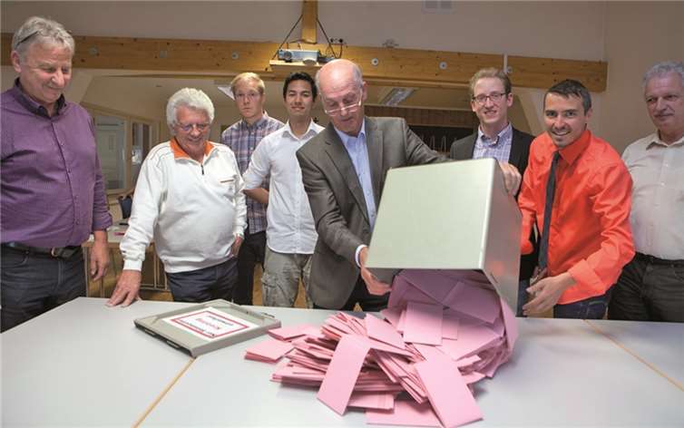 Sechs Gruppierungen bestimmen fortan die Geschicke Auch in der Gemeinde Grafschaft liegen die Ergebnisse der Kommunalwahl mittlerweile vor. Wie hier in Eckendorf hatten die Mitglieder der Wahlvorstände jede Menge Stimmzettel auszuzählen.JOST