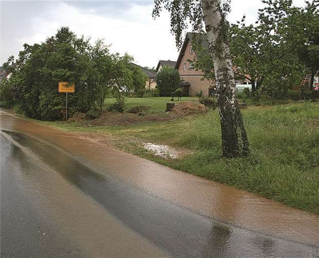 Auch in der Königsfelder Straße floss das Regenwasser von den Feldern auf die Fahrbahn.