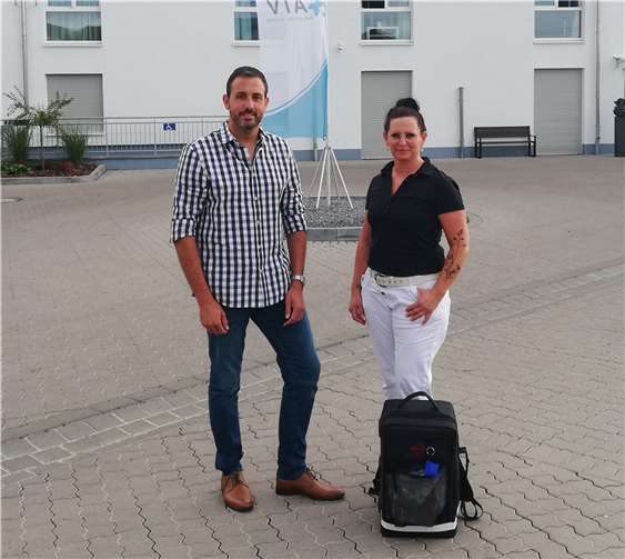 Auch in der Krufter ATV Seniorenbetreuung (Hintergrund) übernimmt Melanie Schüller (r.) als nichtärztliche Praxisassistenz (NäPA) wichtige medizinische Aufgaben. Im Gespräch mit Christian Greiner (l.) wurde klar, dass dies ein Baustein ist, um die Folgen des sich abzeichnenden Ärztemangels in der Region abzufedern. Foto: FWG Andernach e.V.