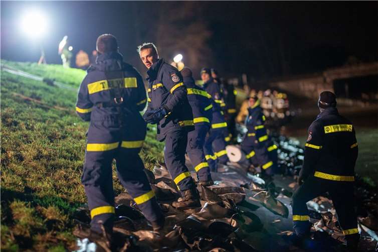 Auch in der Nacht sind THW-Helfer damit beschäftigt, durchweichte Deiche und Dämme mit Sandsäcken zu stabilisieren und abzusichern.  Foto: THW / El Gorchi