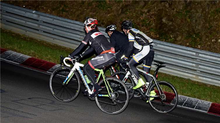 Auch in der Nacht stiegendie Athleten weiter kräftig in die Pedale.