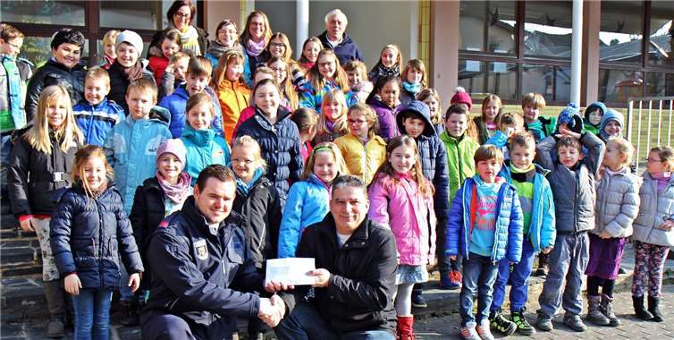 Auch in der Schule wurde die Spende von strahlenden Kindern in Empfang genommen.