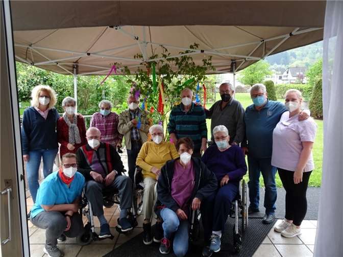 Auch in der Tagesstätte Ernst wurde ein Maibaum aufgestellt. Foto: privat