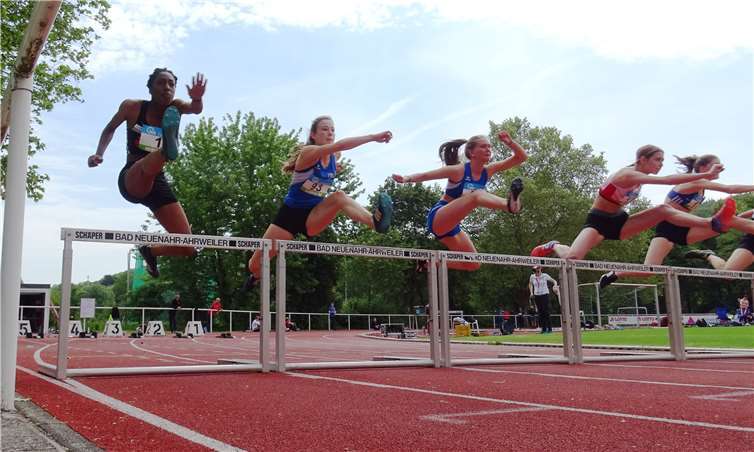 Majtie Kolberg mit persönlicher Bestzeit Auch in der U18 wurde – wie hier beim 100-Meter-Hürdenlauf – hart um Plätze gekämpft. Fotos: privat