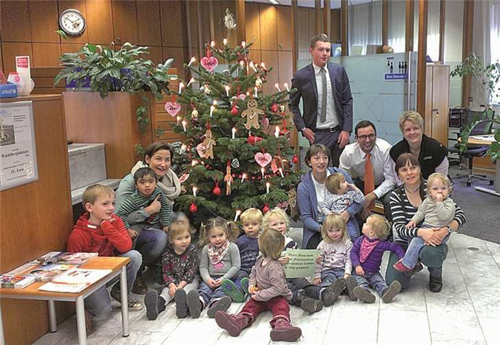 Auch in der Volksbank in Villip kann nun wieder eine bunt geschmückter Weihnachtsbaum bewundert werden.privat