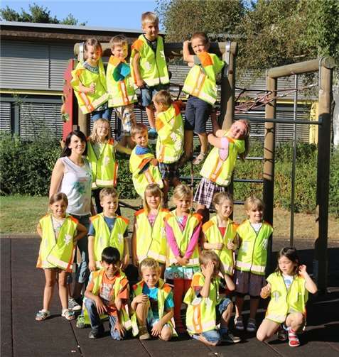 Auch in diesem Herbst und Winter sorgen die vom ADAC gestifteten Warnwesten dafür, dass die Eicher Erstklässler sicherer zur Schule kommen.  privat