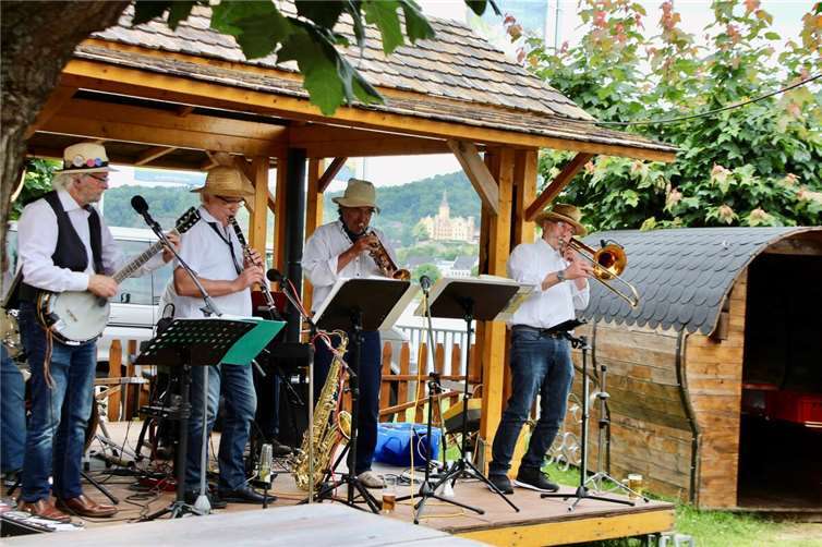 Auch in diesem Jahr begeisterte die „Schräglage“-Jazzband ihr Publikum im Kurpark-Biergarten bei „Jazz im Park“. Im Hintergrund zu sehen: Schloss Arenfels auf der anderen Rheinseite. Foto: Kulturverein BREISIG.live (Michael LÜDTKE)
