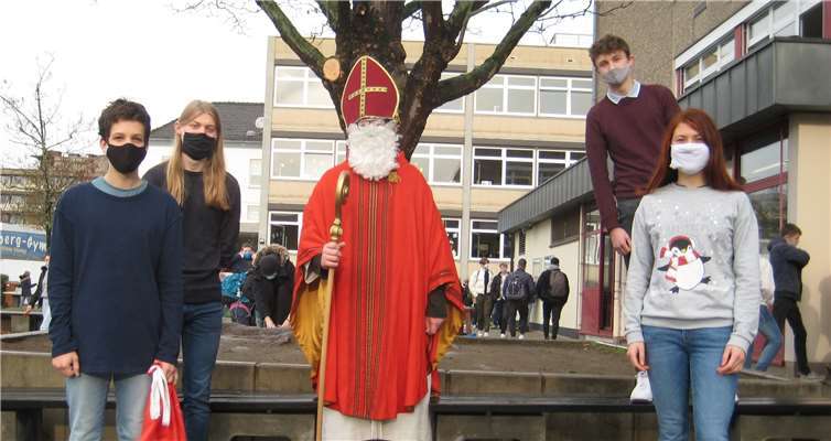 Auch in diesem Jahr besuchte der Nikolaus das Werner-Heisenberg-Gymnasium. Foto: privat