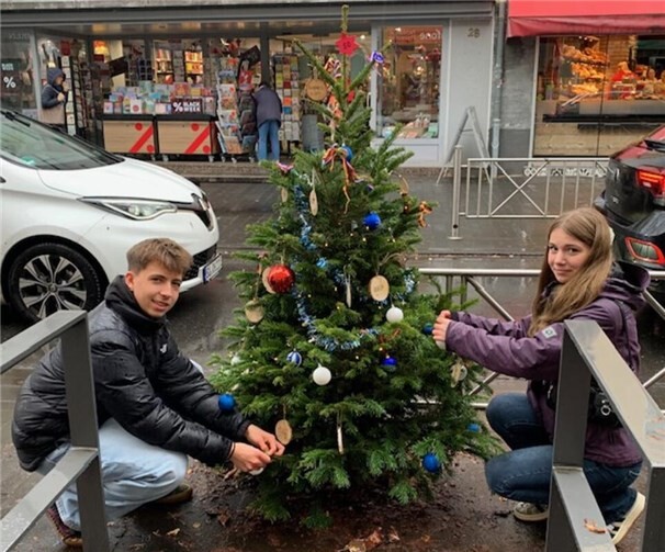 Auch in diesem Jahr beteiligte sich der Verein Partnerschaft des Friedens Rheinbach / Douaumont-Vaux e.V. gemeinsam mit den drei weiterführenden Schulen der Stadt an der Weihnachtsbaumschmückaktion in der Innenstadt von Rheinbach. Foto: privat