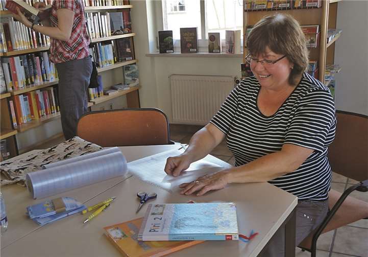 Auch in diesem Jahr bietet das Team der Kath. Öffentlichen Bücherei St. Marien den Sevice an, die Schulbücher einzubinden. privat