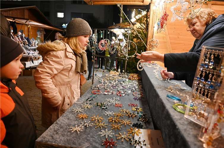 Auch in diesem Jahr boten zahlreiche Händler und Vereine ihr vielfältiges Angebot an Kunsthandwerk, Handarbeiten, Weihnachtsleckereien sowie weihnachtlichen Dekoartikeln an.