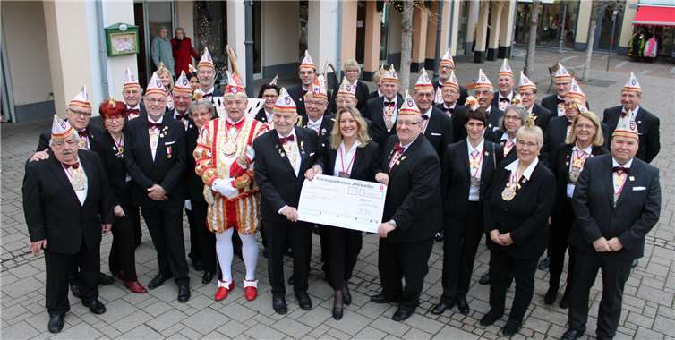 Auch in diesem Jahr durfte sich die Ahrweiler Karnevalsgesellschaft im Rahmen ihres Neujahrsempfangs über eine großzügige Spende des Senats freuen.Foto: DU