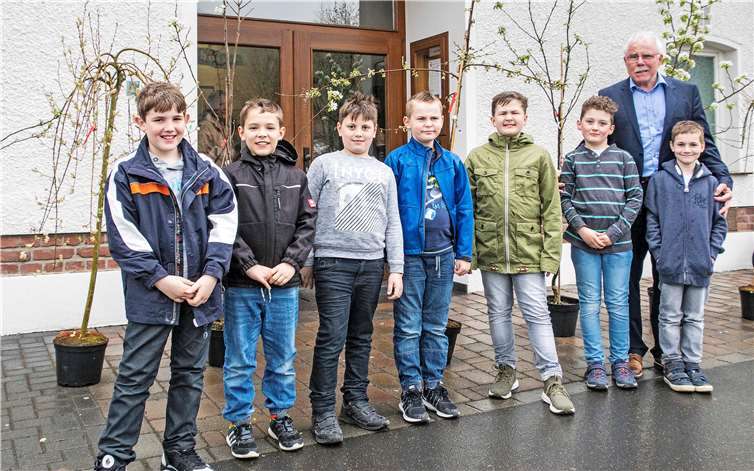 Auch in diesem Jahr durfte sich wieder jedes Dernauer Kommunionkind einen Baum aussuchen, um ihn später auf dem elterlichen Grundstück oder an anderer Stelle im Ort zu pflanzen.  Bernd Schreiner/Ortsgemeinde Dernau