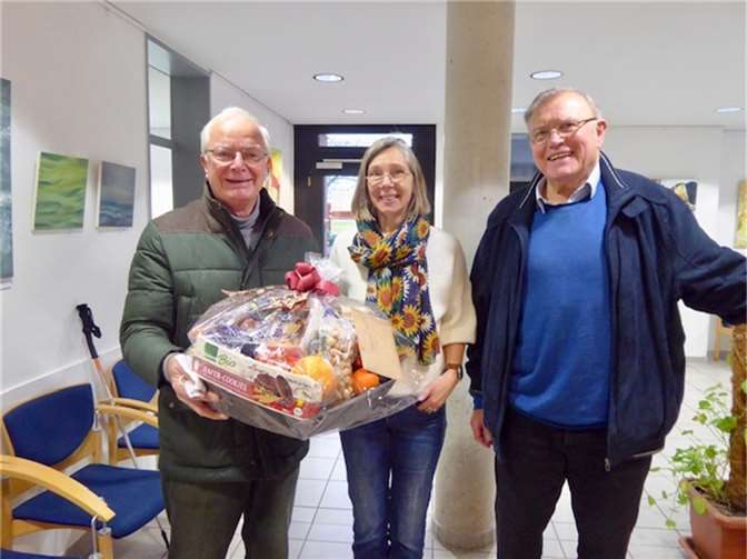 Auch in diesem Jahr, ein Jahr mit vielen Herausforderungen und Heimsuchungen, überreichte die Seniorin-Union der CDU Meckenheim, in Anerkennung an die, die auch an den Festtagen Dienste leisteten, reichhaltige Präsentkörbe. Foto: privat
