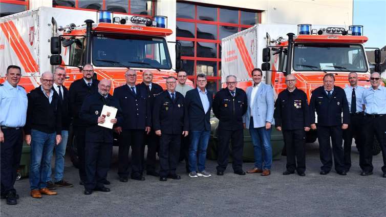 Auch in diesem Jahr erhielten wieder zahlreiche Feuerwehrleute im Beisein von Wehrleiter Arnd Lenarz, vom Bürgermeister der VG Weißenthurm, Thomas Przybylla, und von Landrat Dr. Alexander Saftig verschiedene Ehrenzeichen. Foto: VG Weißenthurm / Detlef Schneider