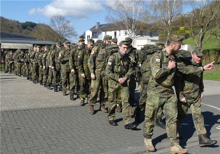 Auch in diesem Jahr erinnerte eine Mannschaft von 51 Soldatinnen und Soldaten von der Nachschub- und Transportstaffel des TLG 33 an dieses traurige Ereignis mit einem „13k3 Gedenkmarsch“ (10 Kilometer mit 13 Kilo Gepäck).