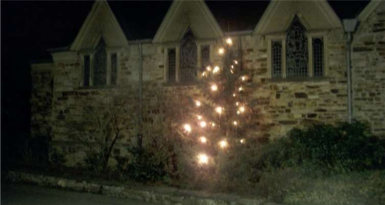 Auch in diesem Jahr erstrahlt wieder ein Weihnachtsbaum bereits in der Adventszeit vor der St. Anna - Kapelle in Bachem.Privat