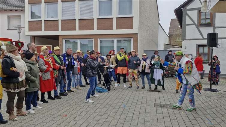 Auch in diesem Jahr feierten die Merler Jecken wieder am Karnevals-Samstag Straßenkarneval!  Foto: privat